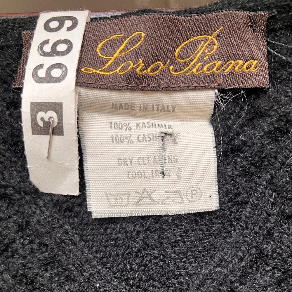 LORO PIANA 100% CASHMERE CABLE KNIT V-NECK - Picture 2 of 11